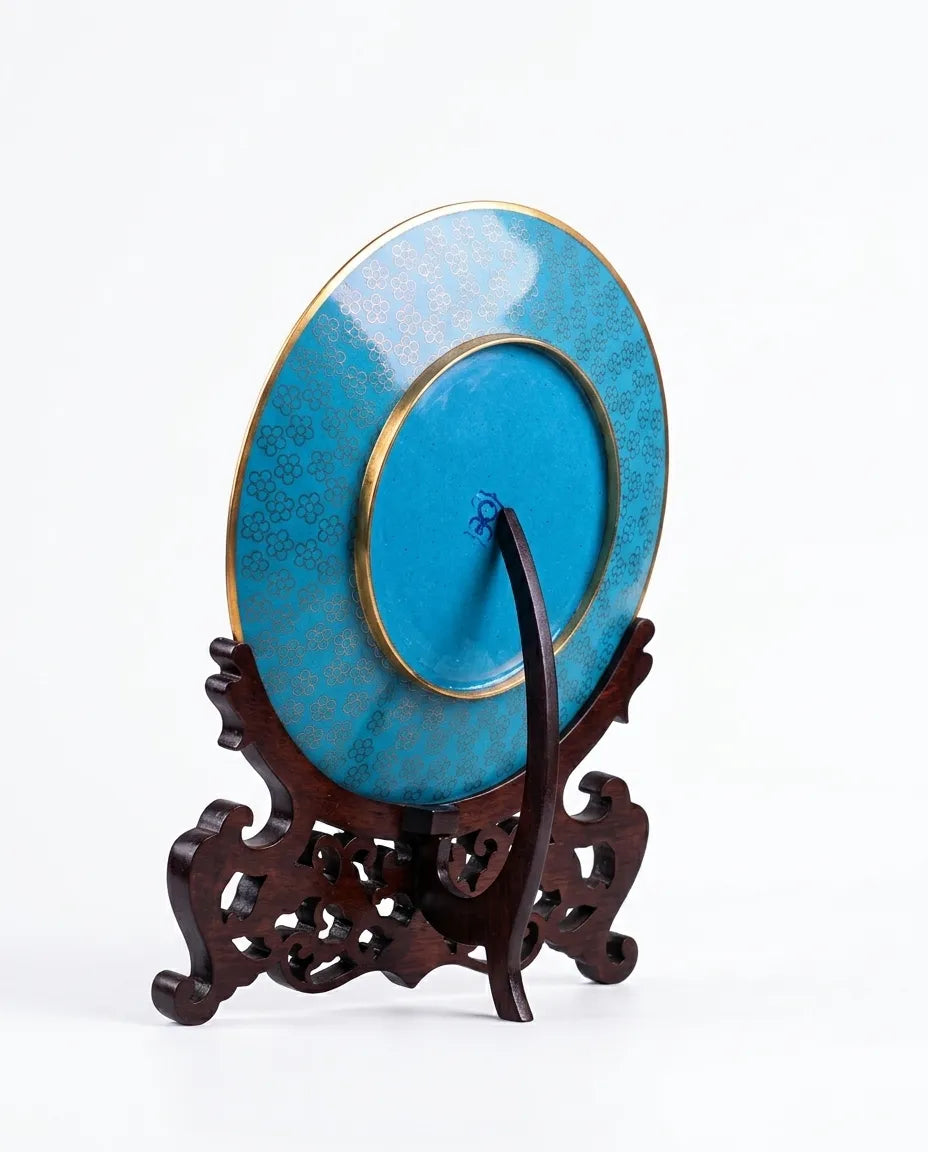 Close-up detail of the gold-plated copper rim and enamel interlocking floral on this Royal Cloisonne plate, a premium piece for luxury home decor and home gifts